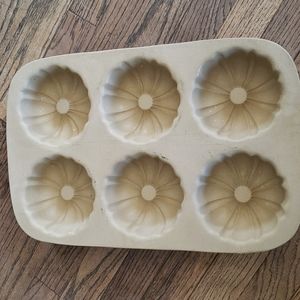EUC stoneware mini bundt pan by Pampered Chef